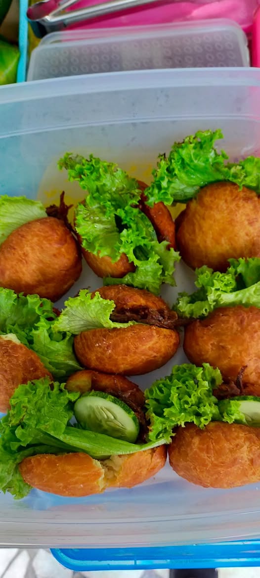 Fried snacks served with lettuce