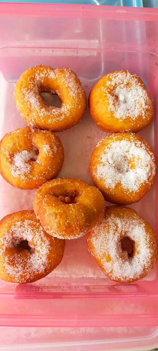 Kuih keria coated in sugar